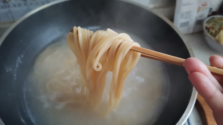 培根意大利面,大概煮15分钟,煮至面条变软,用筷子夹断没有白芯,或者直接尝一下有没有熟