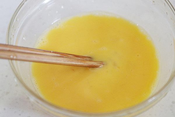 老北京鸡肉卷,把<a style='color:red;display:inline-block;' href='/shicai/ 9'>鸡蛋</a>打到碗里搅散;