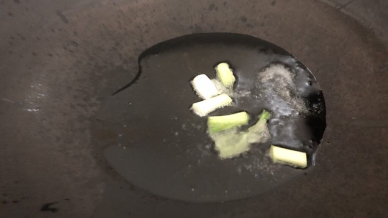青椒肉丝面,锅里下油,油热下葱白爆香