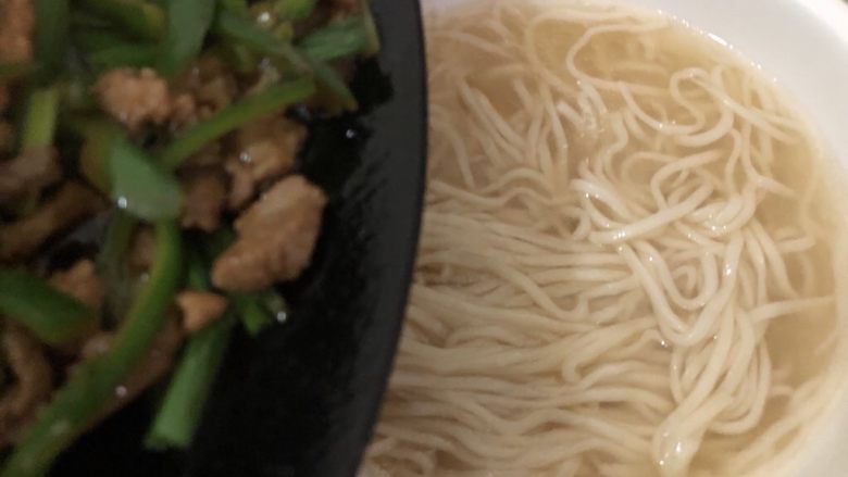 青椒肉丝面,倒入面条里,美味的青椒肉丝面就完成了。