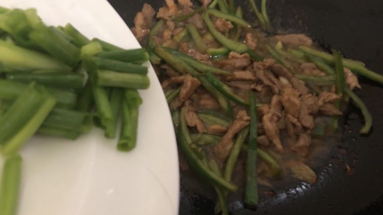 青椒肉丝面,下葱花翻匀（整过程二分钟）