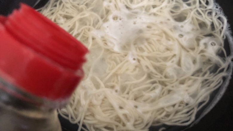 青椒肉丝面,下少许生抽起锅(整过程二分钟,煮开再煮一分钟就可以了)