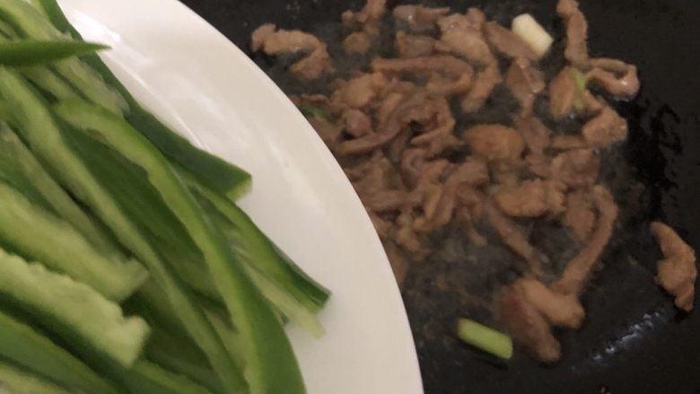 青椒肉丝面,加入青椒再翻炒一下