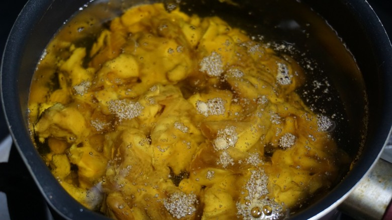 孜然鸡脆骨,油热后倒入腌制的鸡脆骨,中火慢炸