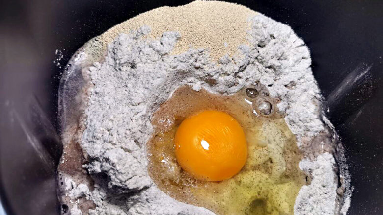 黑麦肉肉面包,面包材料全部放入面包机里揉发,大约1.5小时