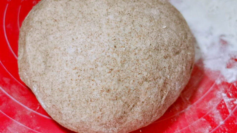 黑麦肉肉面包,揉好取出排气,滾圆
