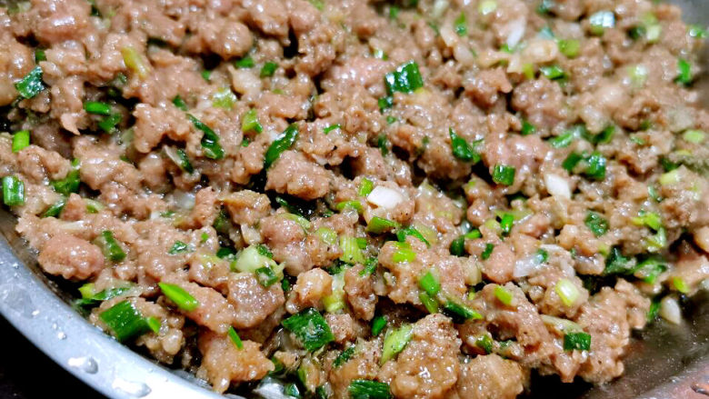 黑麦肉肉面包,炒至九成熟,加生抽,糖,胡椒粉调味