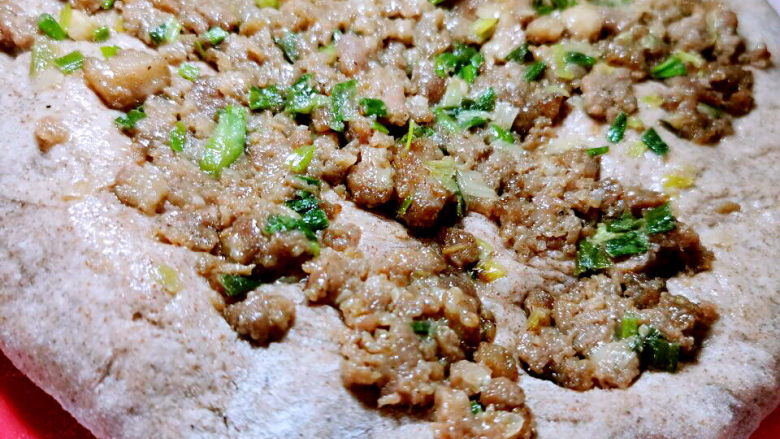 黑麦肉肉面包,面包胚擀开,包入肉馅