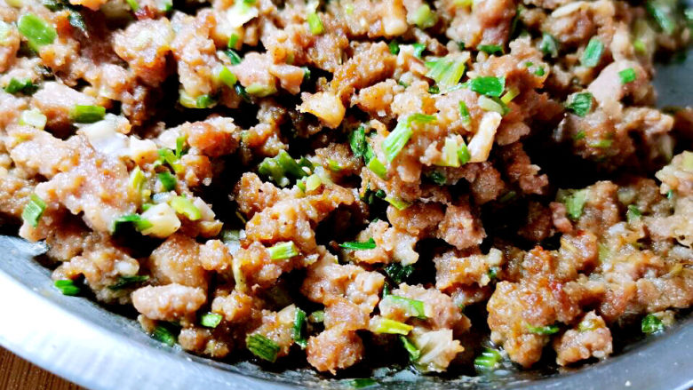 黑麦肉肉面包,炒好肉馅放凉,去掉多余油脂