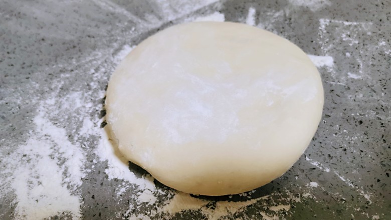 辣子锅盔,取其中一个,压成饼