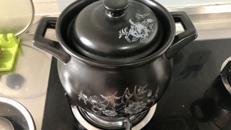 山药猪骨汤➕山药胡萝卜玉米猪骨汤,加盖,小火炖煮一小时
