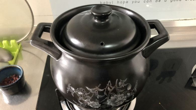 山药猪骨汤➕山药胡萝卜玉米猪骨汤,煮开后,加盖,小火炖煮40分钟