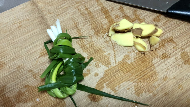 山药猪骨汤➕山药胡萝卜玉米猪骨汤,小葱择好洗净绑成葱结,剩余的姜切片