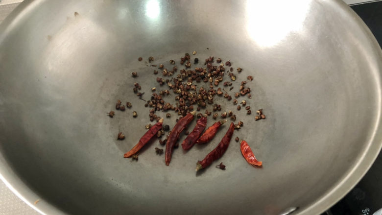 水煮千张,锅烧热,不加油,下花椒干辣椒,小火煸炒