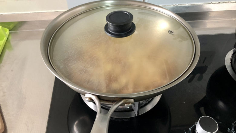 水煮千张,加盖,中小火炖煮3分钟