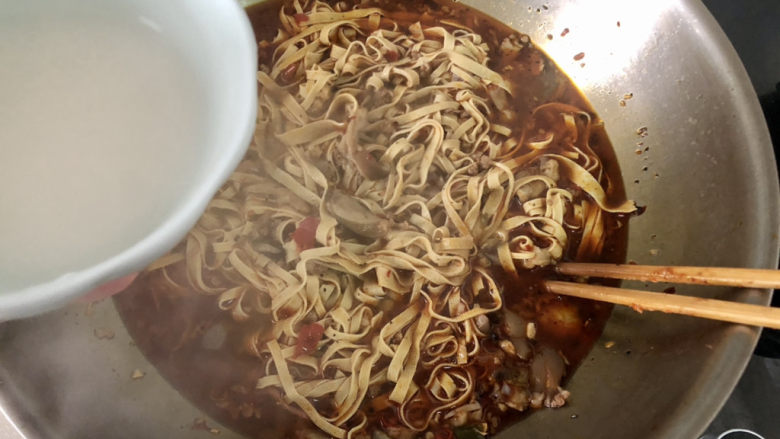 水煮千张,沿锅边淋两汤匙水淀粉,中大火收汁