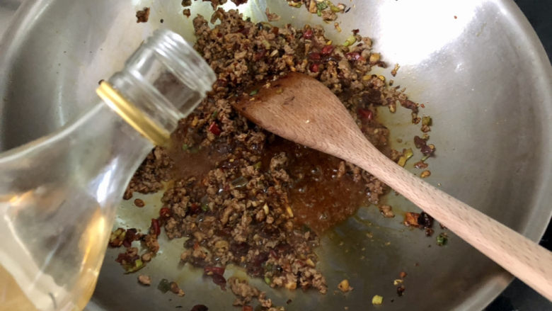 水煮千张,淋一茶匙<a style='color:red;display:inline-block;' href='/shicai/ 718'>料酒</a>,煸炒去腥