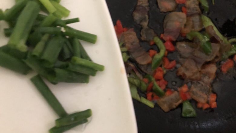 尖椒炒腊肉,再下葱叶起锅(整过程二分钟)