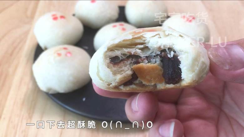 苏式豆沙月饼,层层酥脆,一口下去甜蜜满满,特别好吃!,晾架上冷却即可,层层酥脆,酥得掉渣哦。