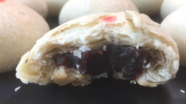 苏式豆沙月饼,层层酥脆,一口下去甜蜜满满,特别好吃!,造型的时候感觉一般,不过味道还是不错滴O(∩_∩)O
