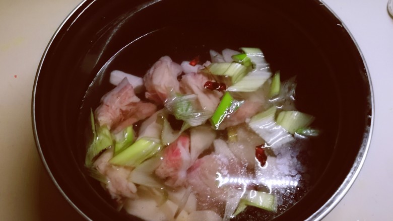 山药猪骨汤,注入适合家人量的清水,选用压力锅煲汤功能键。