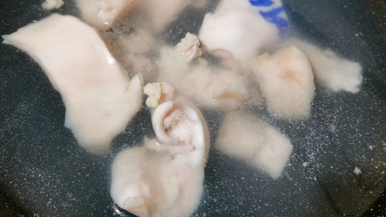 黄豆炖猪皮,锅里烧开水,再把它放入焯一下水