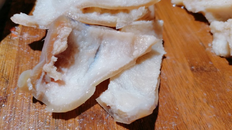 黄豆炖猪皮,把肥肉撇出来,只要猪皮