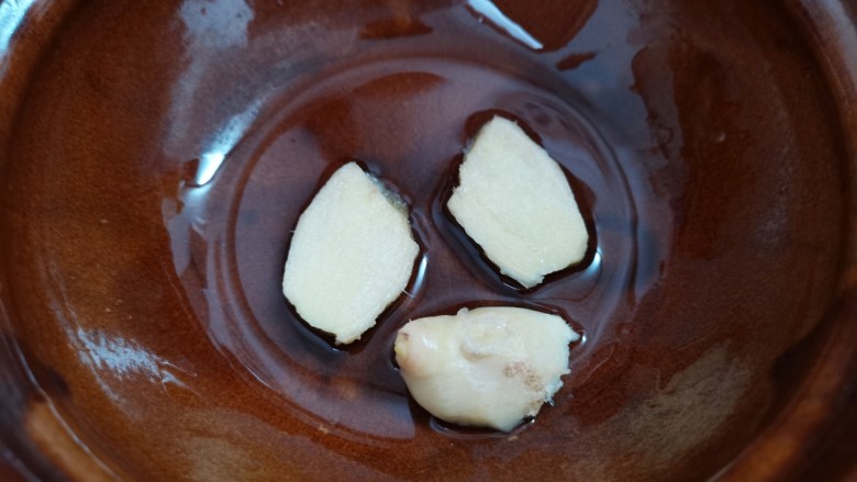 黄豆炖猪皮,砂锅里放少许油,把它烧热后加入姜片炒香