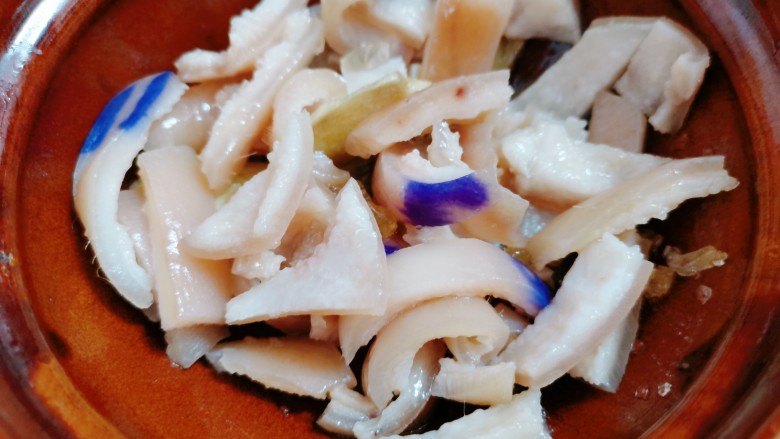 黄豆炖猪皮,再把猪皮倒入,翻炒一下,盖上锅盖,把它闷出油脂