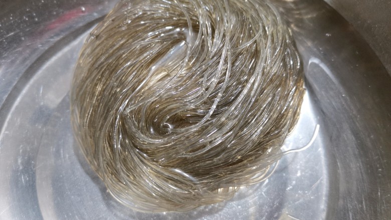 酸菜炖粉条,红薯粉丝一个,用温水把它泡发好