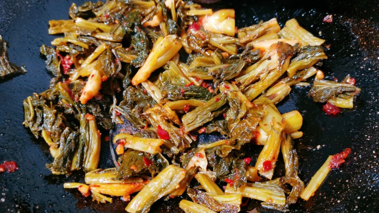 酸菜炖粉条,再把叶子放入,加上食用盐继续翻炒