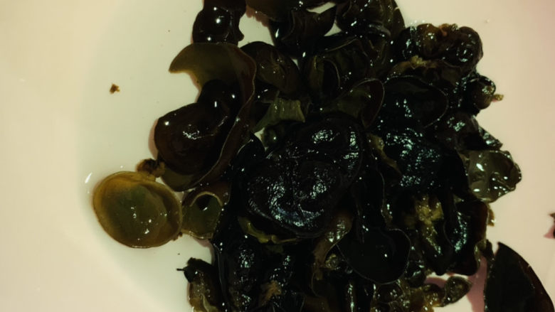 白菜炒木耳,泡发的木耳,沥干水