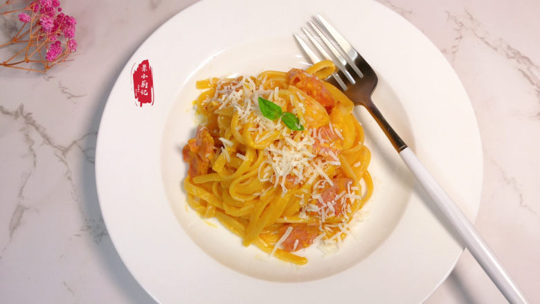培根意大利面,最后装饰,再撒少许帕玛森奶酪丝