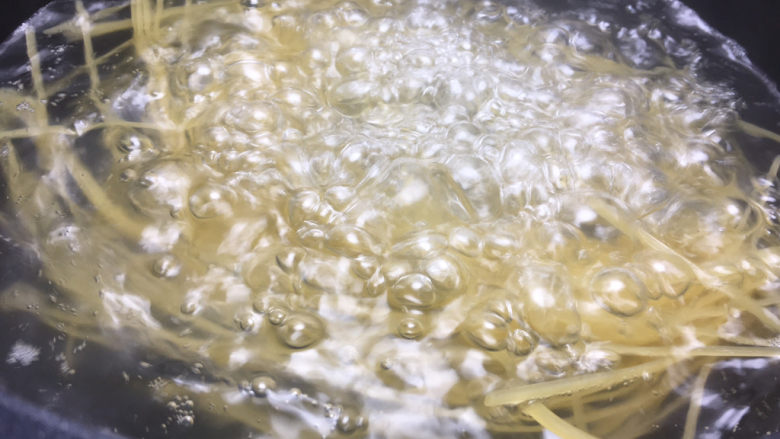 培根意大利面,放入意面煮13分钟左右,每个牌子不一样,仅供参考
