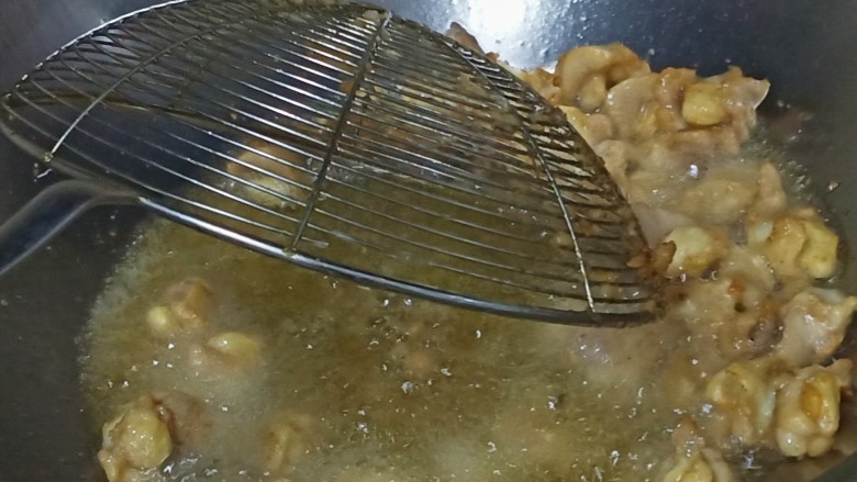 香辣鸡脆骨,炸到表面金黄捞出,等油温再升高后倒入鸡脆骨复炸