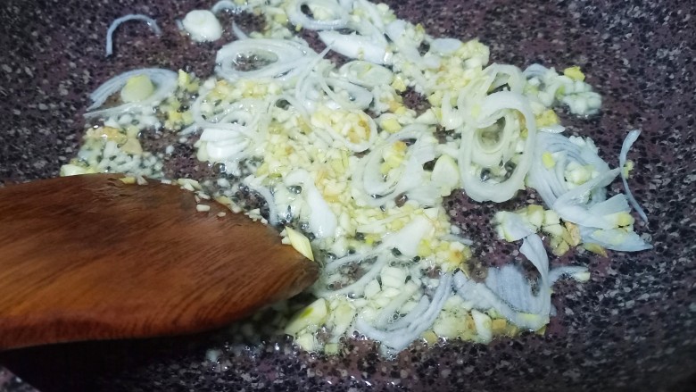 香辣鸡脆骨,锅里留点底油,放入葱姜蒜炒香