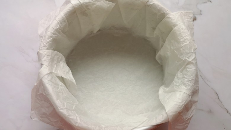 红薯千层巴斯克(6寸),将烘焙用油纸蘸水打湿,沥干水分铺在6寸蛋糕模具中备用。