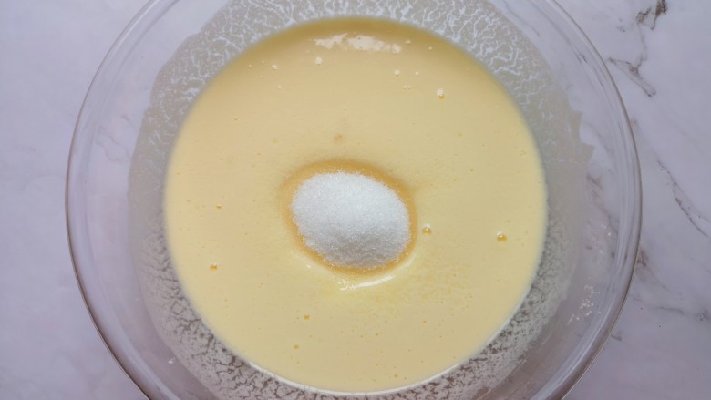 红薯千层巴斯克(6寸),加入细砂糖搅打均匀。