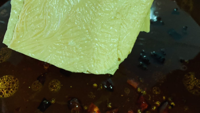 水煮千张,冷水下干千张,因为没有泡发,直接冷水下锅煮就可以了