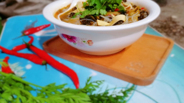 酸菜炖粉条,酸菜炖<a style='color:red;display:inline-block;' href='/shicai/ 525'>粉条</a>就做好了,吃的时候再拌一下香菜,香菜的味道才出来,闻起来更香了。