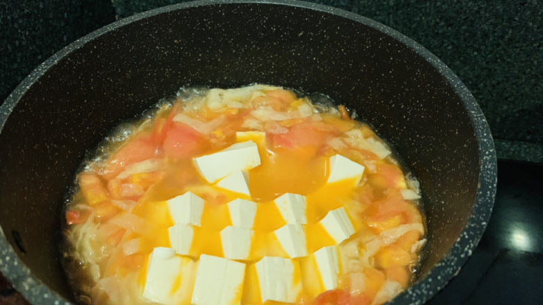 番茄豆腐汤,大火煮开,再煮2分钟