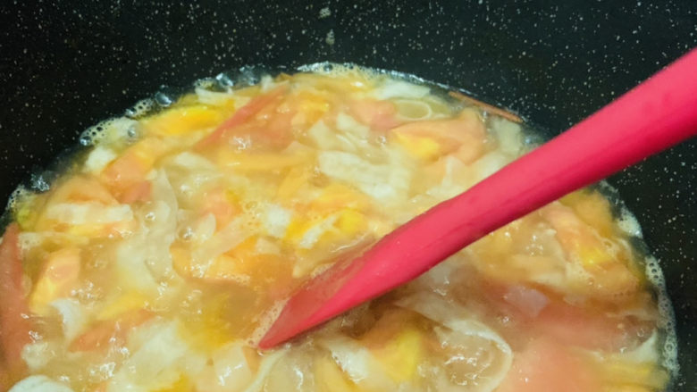 番茄豆腐汤,大火煮开,搅拌一下,再煮10分钟