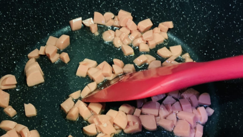 南瓜焖饭,锅加食用油,把火腿粒先炒香