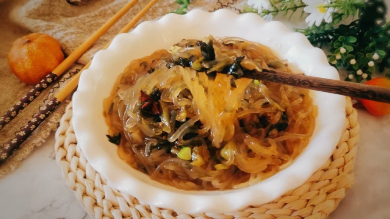 酸菜炖粉条,出锅啦很美味,即食。