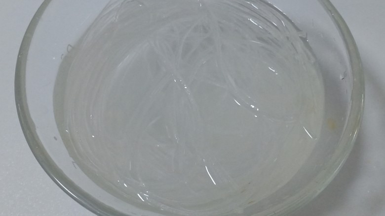 酸菜炖粉条,碗里放入温水,把<a style='color:red;display:inline-block;' href='/shicai/ 525'>粉条</a>放里面泡软。