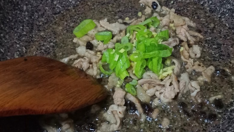 酸菜炖粉条,再放入葱姜末,不要提前放,不然容易炒大炒糊。