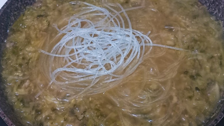 酸菜炖粉条,开锅后中火煮十分钟,放入粉条,继续盖盖煮