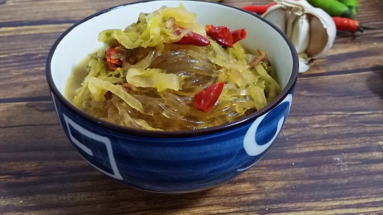 酸菜炖粉条,最后粉条煮熟,变成透明状即可。