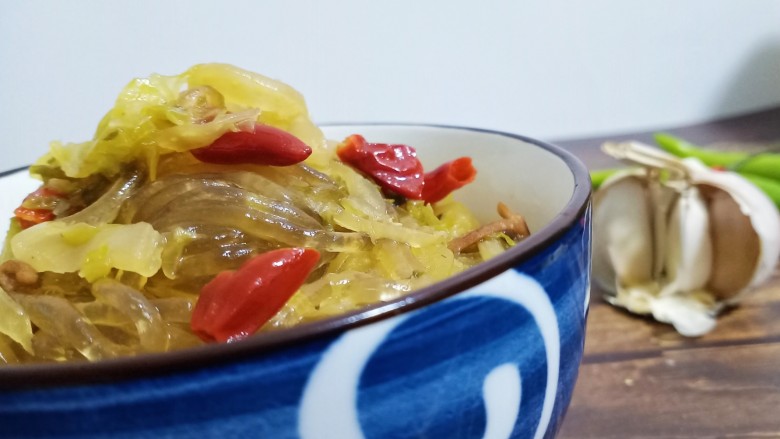 酸菜炖粉条,其实东北的酸菜炖粉条真的很简单很家常,但是却很好吃很下饭。过年的时候,很多家庭会装铜火锅,除了酸菜粉条,还放一些海带丝,丸子,鸡肉等。