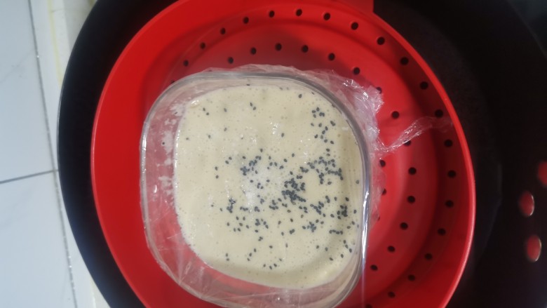苹果山药糕,盖上保鲜膜扎几个小孔大火烧开,转中火蒸25分